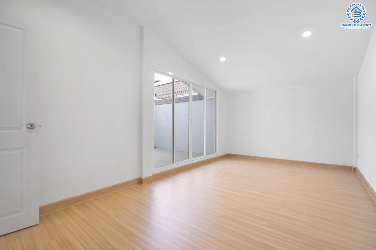 บ้านมือสองตกแต่งใหม่ บนทำเลที่ดีที่สุด! หน้าโครงการติด MRT "สถานีไทรม้า" ม.ซื่อตรง พระนั่งเกล้า-ท่าอิฐ ทาวน์เฮ้าส์หลังใหญ่ เนื้อที่ 26 ตร.ว. ฟังก์ชั่นจัดเต็ม 3 ห้องนอน 2 ห้องน้ำ 2 ที่จอดรถ ทำเลใกล้ เซ็นทรัลรัตนาธิเบศร์ และทางด่วน "งามวงศ์วาน"...